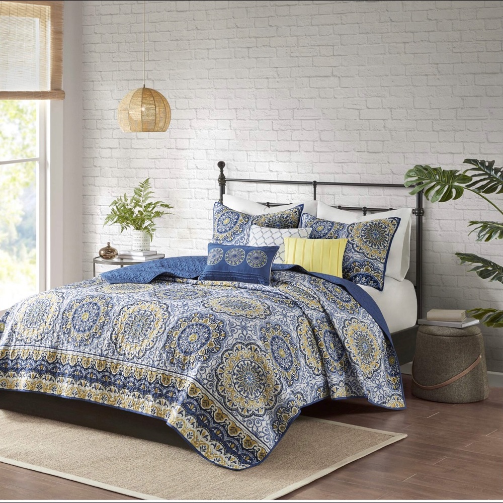 Quilt, Bed Spread, coverlet & 2 King Shams set